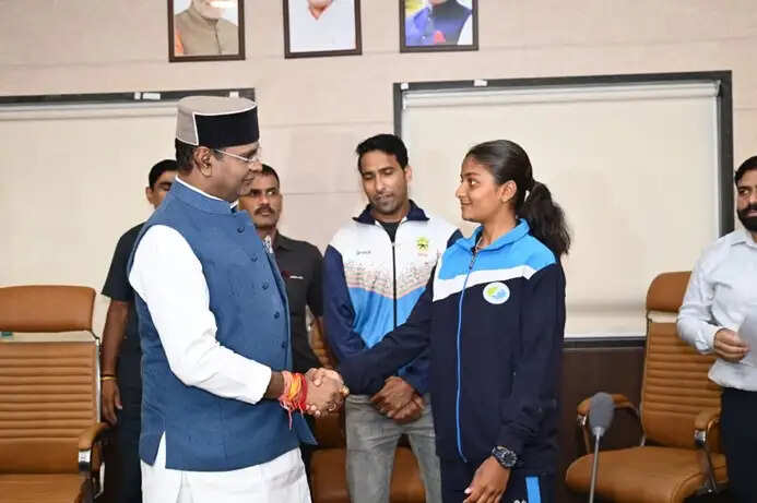 एशियन गेम्स के लिए क्वालीफाई करने वाले खिलाड़ियों से मिले मंत्री सारंग, किया उत्साहवर्धन