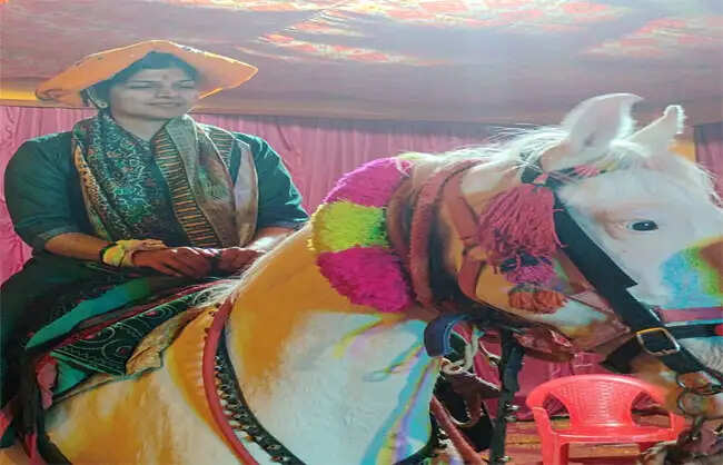 नारनौल में घोड़ी पर बैठकर निकली बेटी मेघा, बराबरी का दिया संदेश