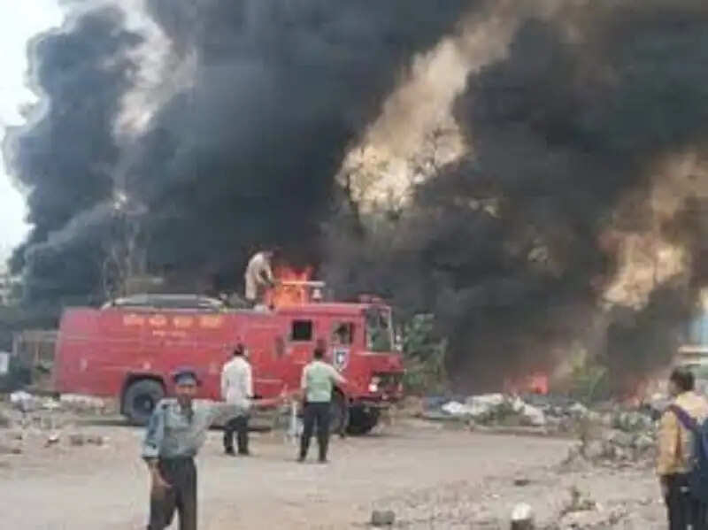 पीथमपुर की प्लास्टिक बैग फैक्ट्री में भीषण आग, थिनर-पेंट के ड्रमों से भड़की लपटें, मजदूराें&nbsp;काे सुरक्षित निकाला