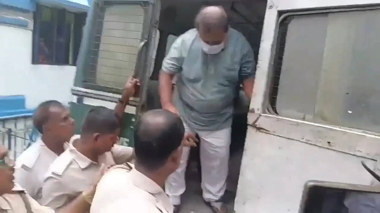 भ्रष्टाचार और हिंसा को बढ़ावा देने के आरोप में गिरफ़्तार रामेंदु सिंह राय अदालत में पेश