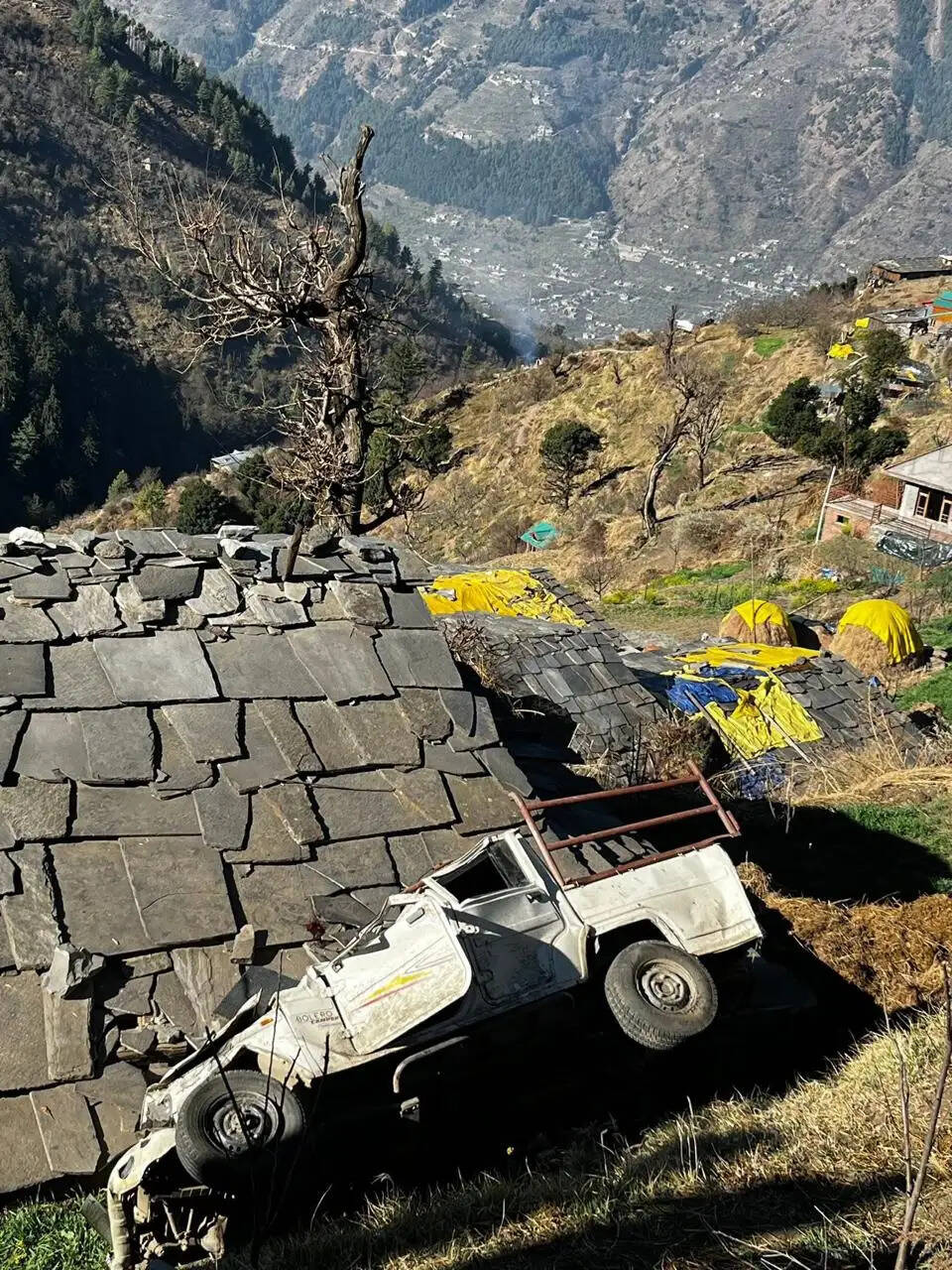 सड़क हादसे में दो युवकों की मौत, तीन घायल