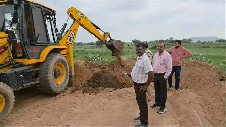 ग्वालियरः संयुक्त टीम ने छापामार कार्रवाई कर 40 ट्रॉली रेत नष्ट कराया