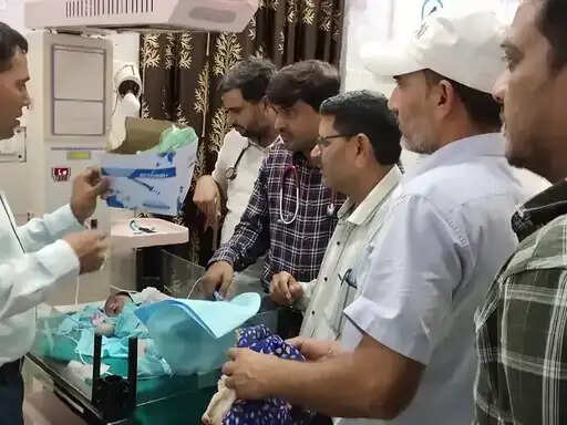 सरसों के खेत में मिला नवजात, रोने की आवाज सुनकर किसान ने बचाई जान