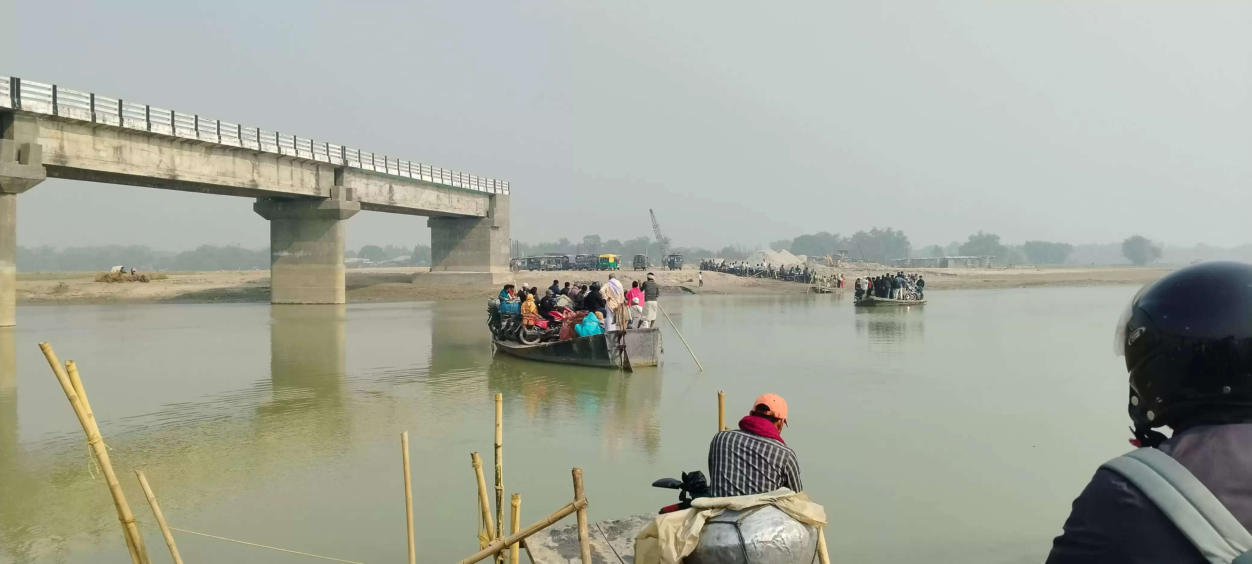 अमौर विधानसभा के छह पंचायतों की 50 हजार आबादी आज भी नाव के सहारे आवागमन को मजबूर