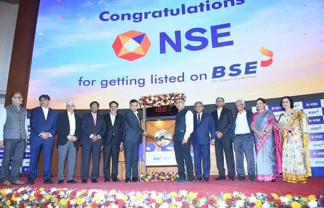 एनएसई का शेयर बीएसई पर करीब एक फीसदी बढ़त के साथ सूचीबद्ध