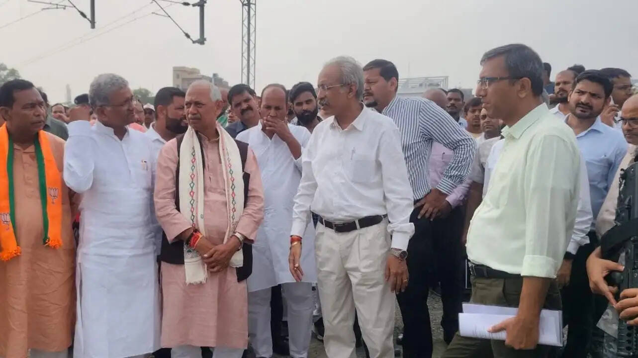 सांसद जनार्दन सिंह सिग्रीवाल संग पूर्वोत्तर रेलवे के महाप्रबंधक ने एकमा स्टेशन का किया निरीक्षण