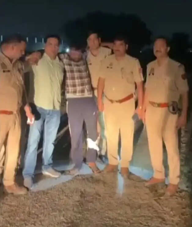 पुलिसकर्मी को कार में लिफ्ट देकर लूटपाट करने वाला 25 हजार का इनामी मुठभेड़ में गिरफ्तार