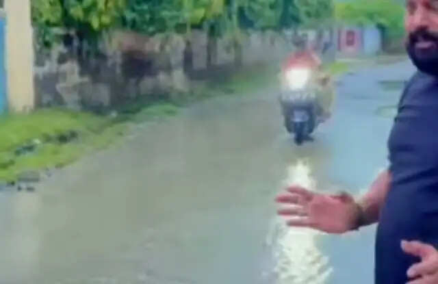 वाराणसी में सुसुवाही मार्ग पर जल भराव की समस्या, भाजपा पार्षद से मांगा समाधान
