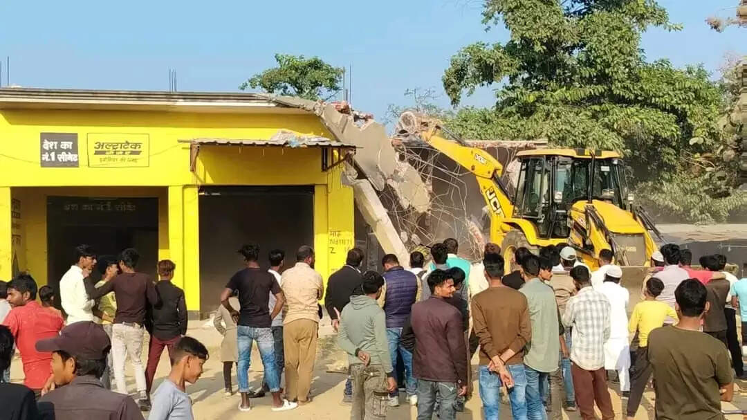 सरकारी जमीन पर कब्जा कर बनी चार अवैध दुकानें ध्वस्त, बुलडोजर कार्रवाई से एक करोड़ की भूमि कब्जा मुक्त