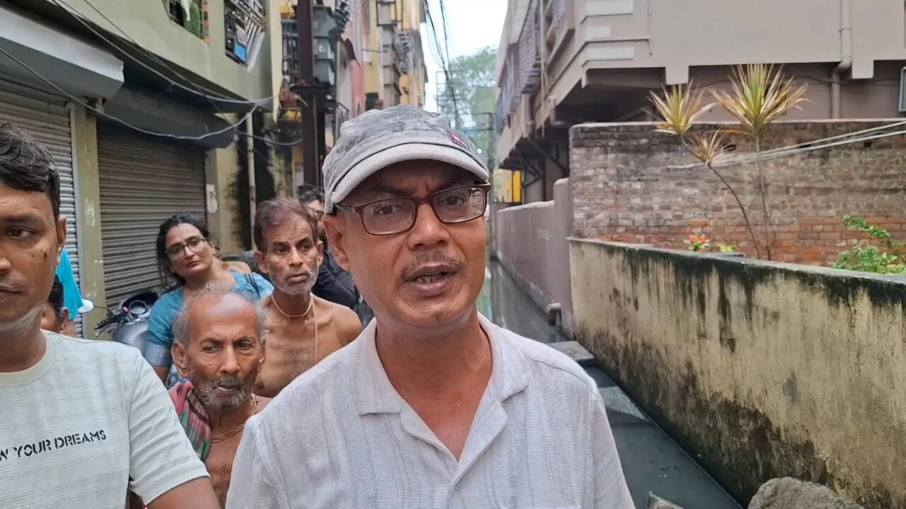 डानकुनी में जलजमाव से लोगों का जीवन बेहाल, बारिश के बाद घरों तक पहुंच रहा नाले का पानी