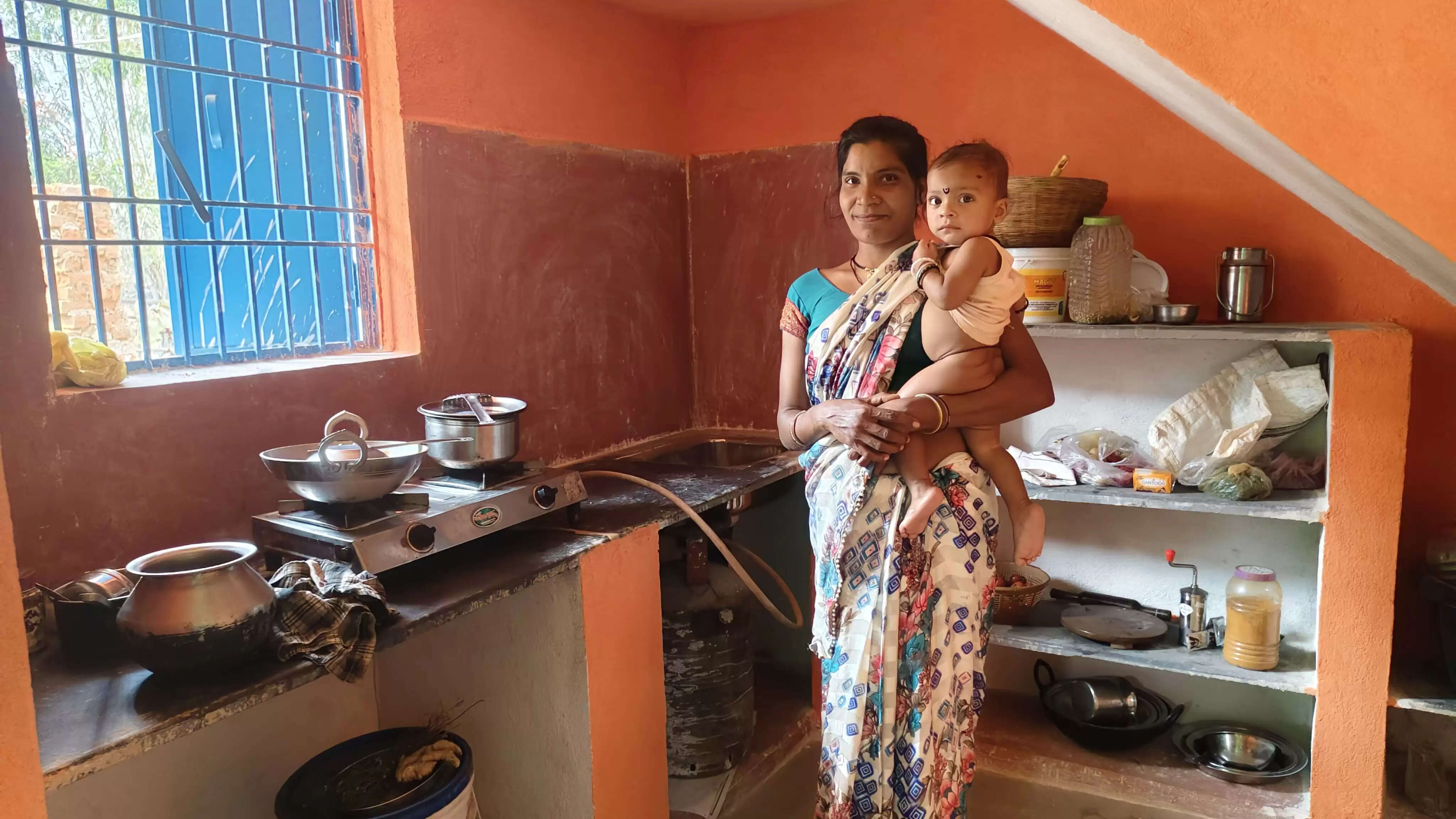 प्रधानमंत्री आवास योजना से राधिका के जीवन में आई नई रोशनी, पक्का आवास बनने से परिवार हुआ खुशहाल