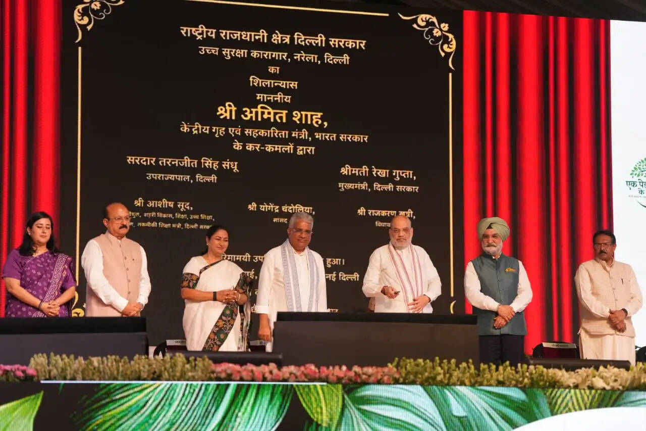 दिल्ली को 300 ईवी बसें और तीन आधुनिक बस डिपो मिले, नरेला हाई सिक्योरिटी जेल का हुआ शिलान्यास