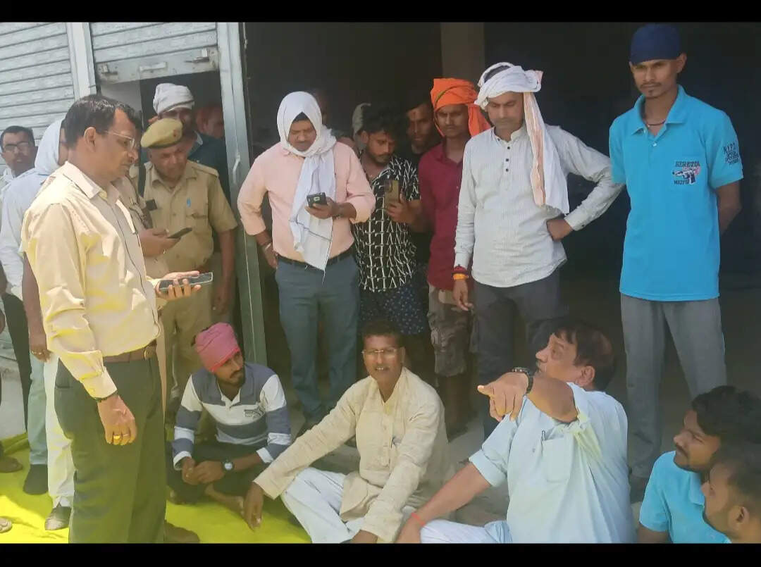 देवरिया में कूड़े के ढेर में लगी आग बनी जानलेवा, बाइक सवार पिता,बेटा और बेटी झुलसे