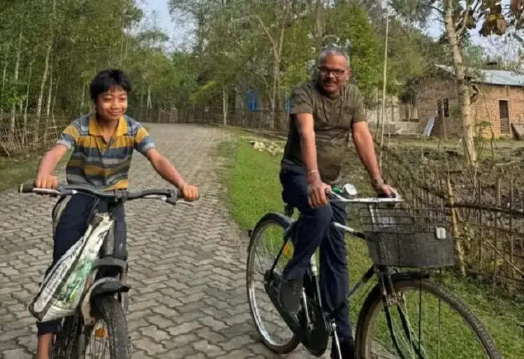 प्रचार के दौरान बच्चाें के किया वादा भाजपा विधायक मृणाल सैकिया ने किया पूरा, 13 बच्चों काे बांटी साइकिलें