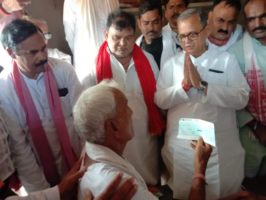 मीरजापुर : कार्यकर्ता के साथ खड़ी सपा, घायल परशुराम को सांसद ने सौंपा एक लाख का चेक