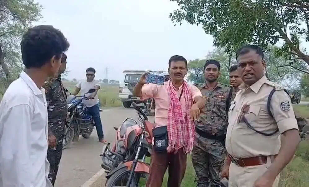 बाइक सवार अपराधियों ने कटहरा हाई के महिला लिपिक पर चलाईं गोली
