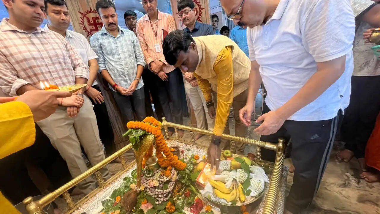 सावन से पहले पहाड़ी मंदिर पहुंचे उपायुक्त, श्रद्धालुओं की सुविधा और सुरक्षा को लेकर दिए आवश्यक निर्देश