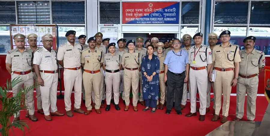 आरपीएफ महानिदेशक सोनाली मिश्रा ने किया पूसीरे का दौरा