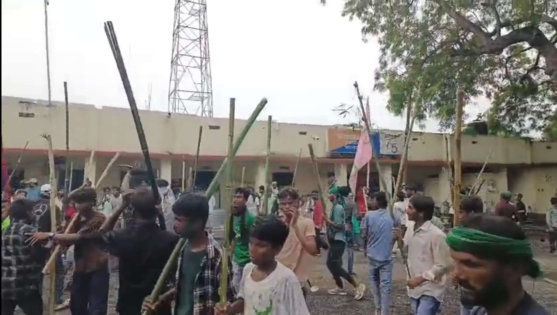 मुहर्रम जुलूस में शामिल जंगी ने थाना परिसर में जमकर भांजी लाठी