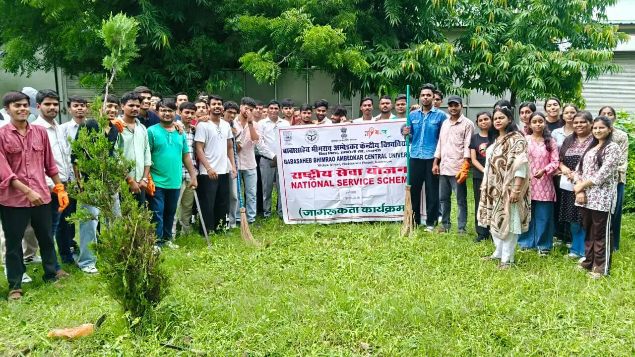 बीबीएयू में एनएसएस स्वयंसेवकों ने चलाया स्वच्छता अभियान, स्वच्छता का संदेश दिया