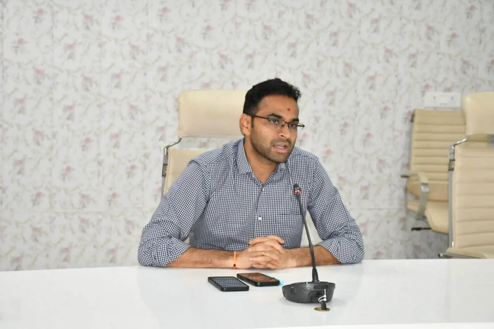 जनता दर्शन में जिलाधिकारी की पहल रंग लाई, आपसी समझौते से सुलझा लकड़ी विवाद