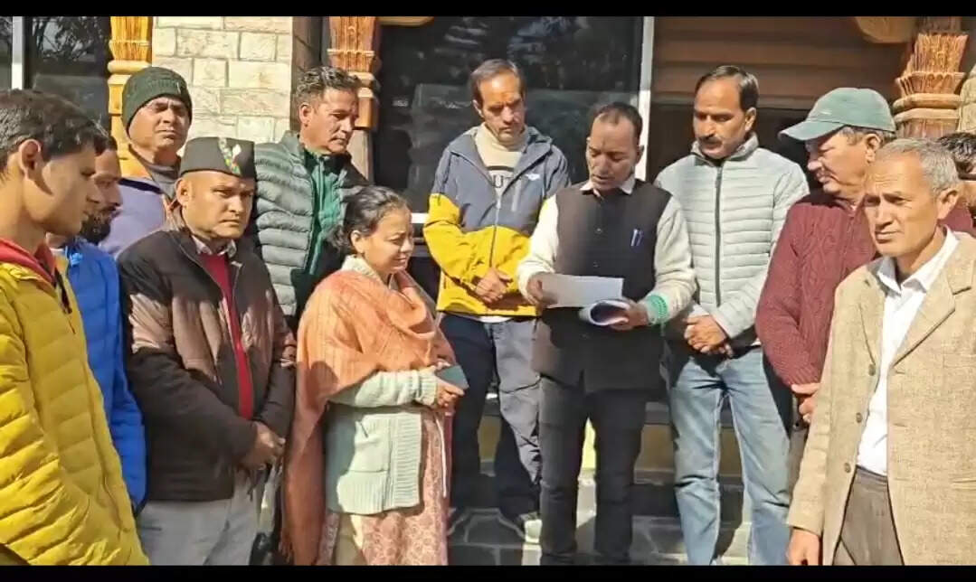 ग्रामीणों ने रक्षा सूत्र बांधने गए पर्यावरणविदों का किया विरोध