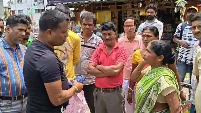 नकली नोटों का बंडल देकर बुजुर्ग महिला से ठगी