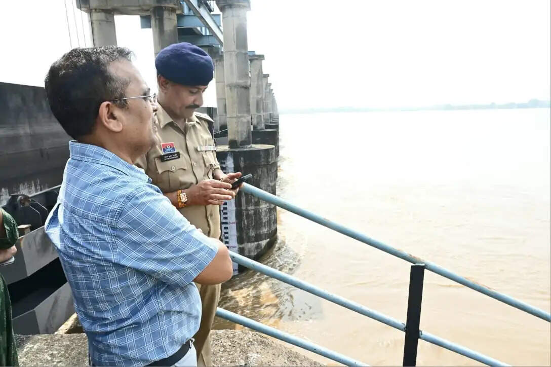 महानदी में बढ़ा जलस्तर, कलेक्टर-एसपी ने शिवरीनारायण में राहत-बचाव तैयारियों का लिया जायजा
