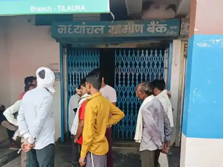 मैहर में दो जगह आग से मची अफरा-तफरी, बैंक और तहसील परिसर की दुकानों में शॉर्ट सर्किट से हादसा
