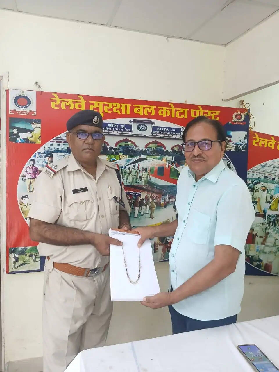 ट्रेन में मिली 2 लाख रुपये की सोने की चेन, टीटीई की सजगता से सुरक्षित पहुंची मालिक तक