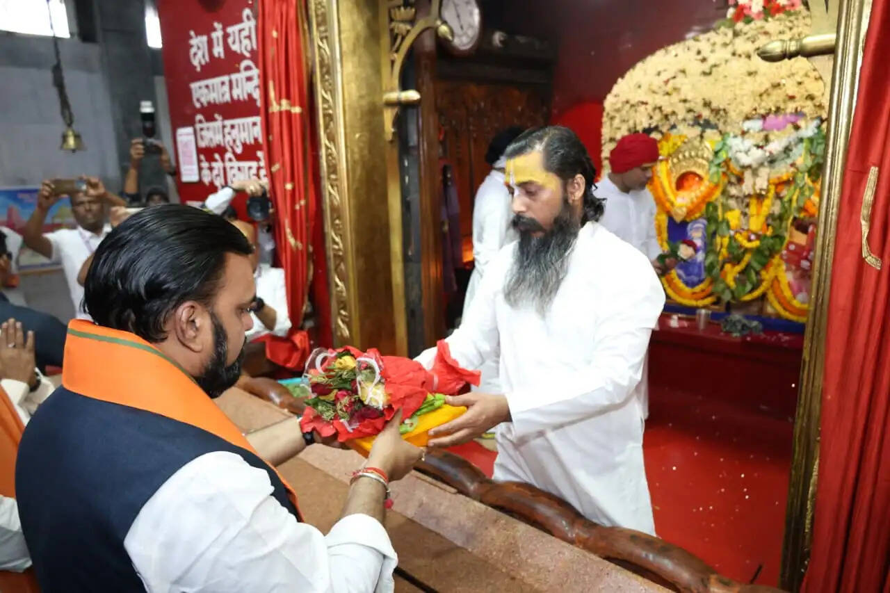 मुख्यमंत्री ने महावीर मंदिर में पूजा-अर्चना कर राज्य की सुख, शांति एवं समृद्धि की कामना की