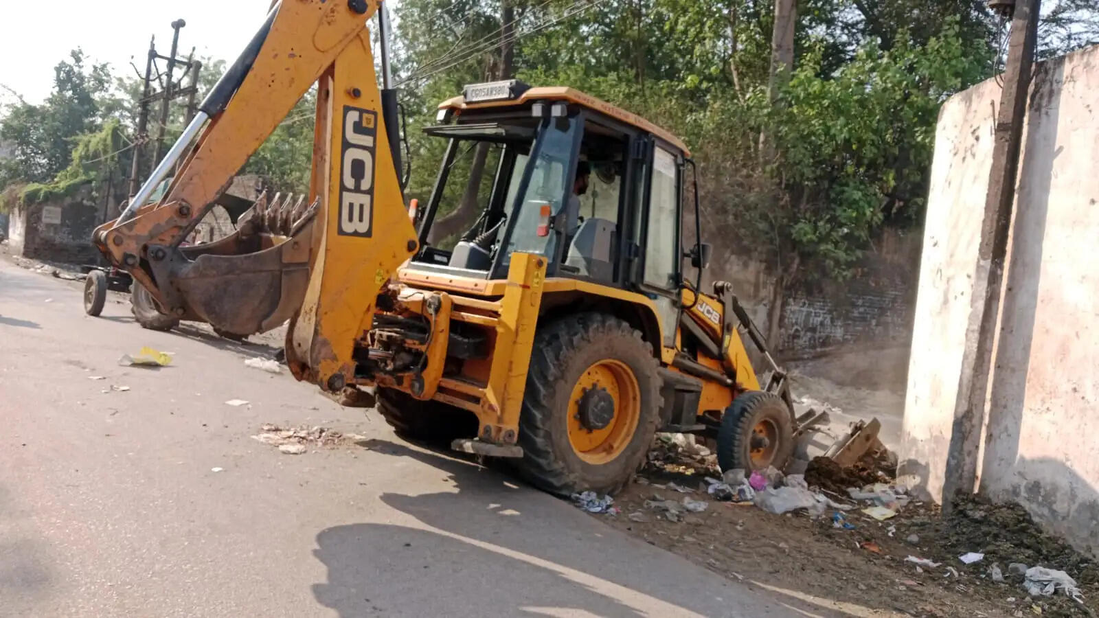 बस स्टैंड के पीछे कचरा डंप साफ, निगम की पहल से क्षेत्र में लौटी स्वच्छता