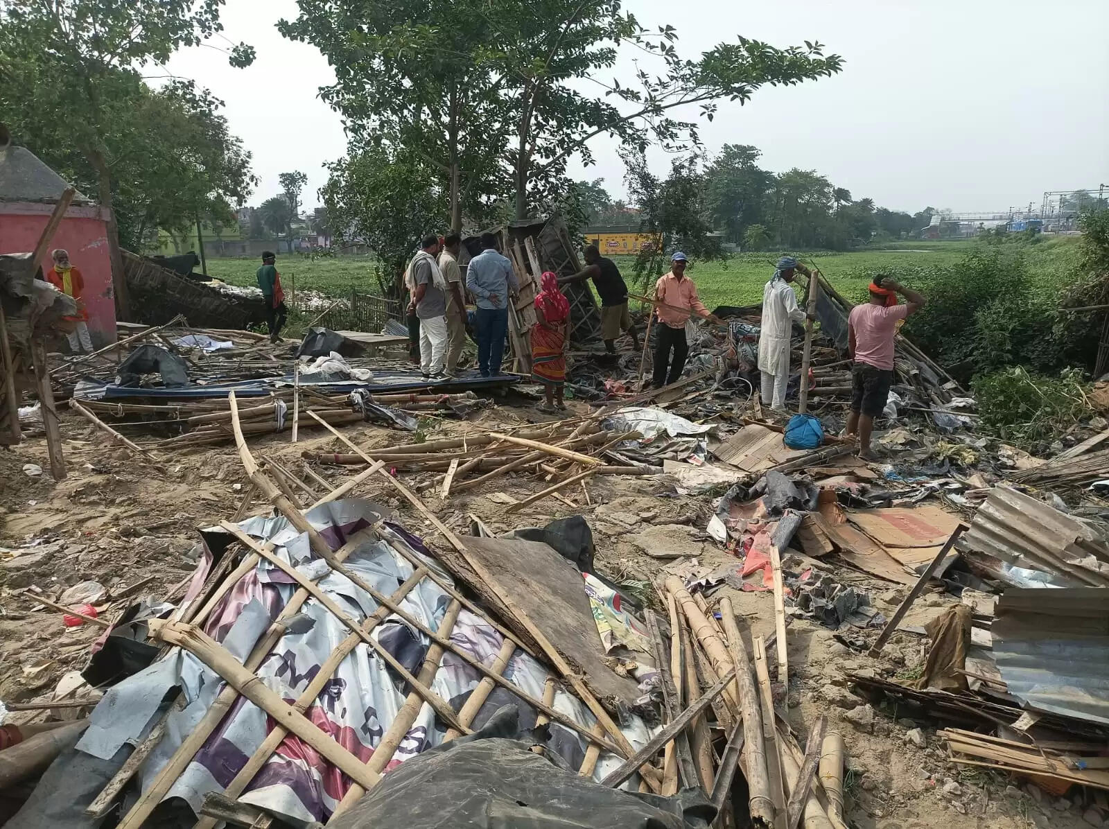 बस में आग लगने के बाद उत्पन्न विवाद में 22 लोग पुलिस हिरासत में