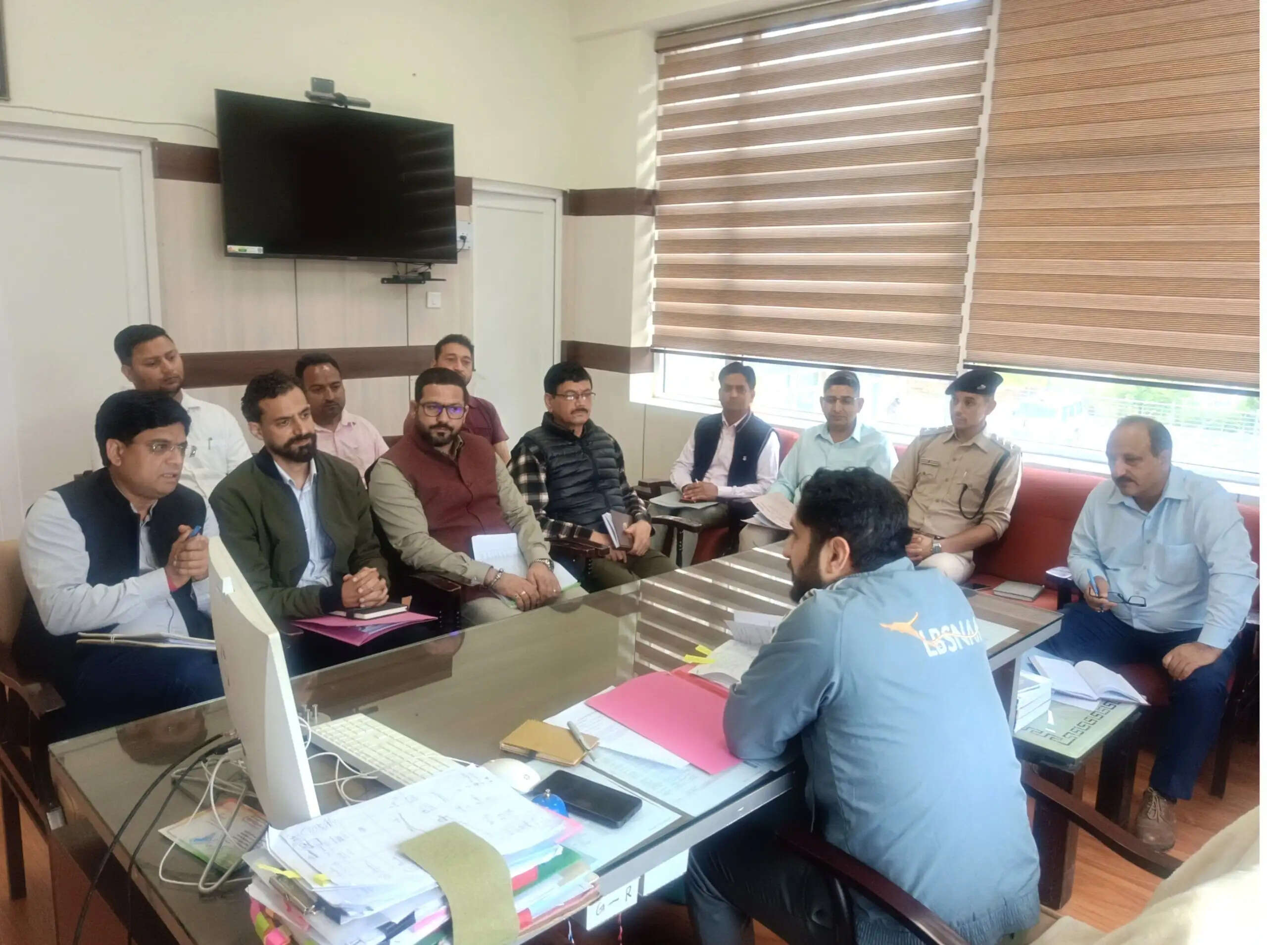उपायुक्त ने थुनाग में की आपदा प्रभावित क्षेत्रों में पुनः बहाली एवं पुनर्वास कार्यों की समीक्षा