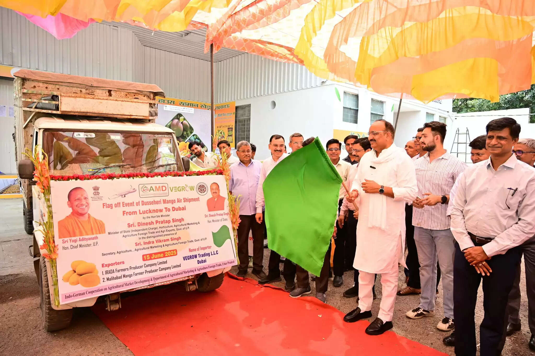 लखनऊ से 1200 किलोग्राम दशहरी आम का कन्साइनमेंट दुबई रवाना