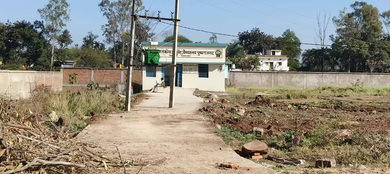 अनूपपुर: सड़क के बीचों-बीच लगा है ट्रांसफार्मर, 10 लाख की लागत से बनी सीसी रोड एक महीने में ही जर्जर