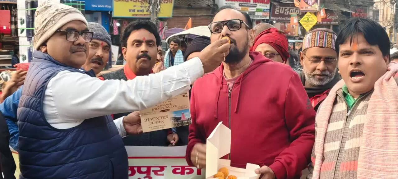 अंडरपास बनवाने को लेकर सांसद निशिकांत के प्रति जताया आभार, बांटी मिठाई