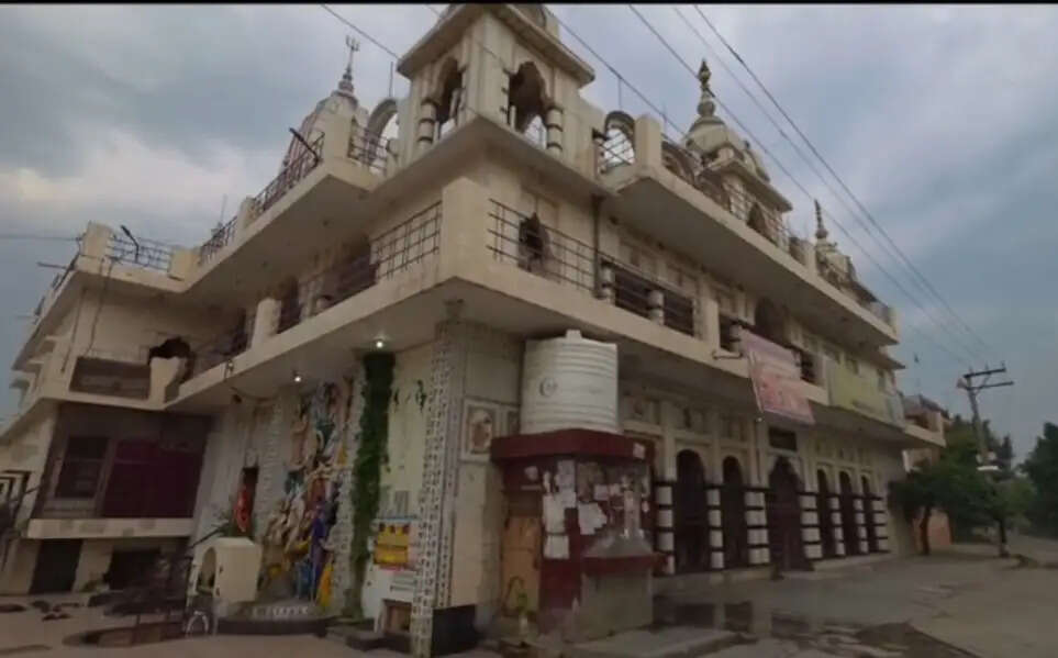 माता के मंदिर से लाखों रुपए कीमत के चांदी के छत्र चोरी