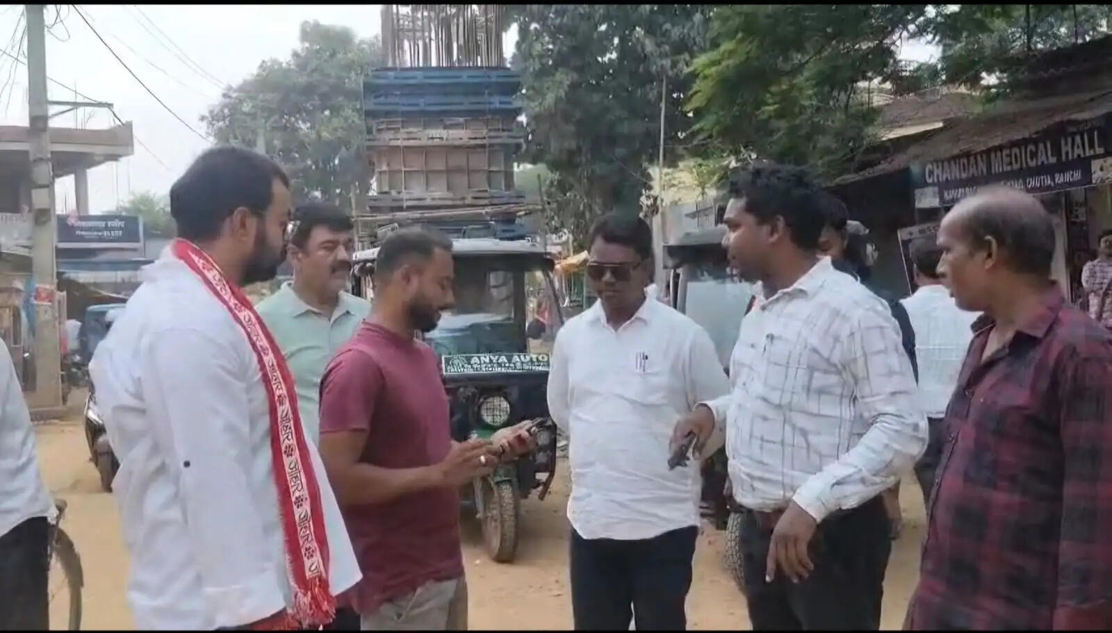 आरओबी निर्माण स्थल के पास से वैकल्पिक मार्ग की मरम्मति का संवेदक को निर्देश