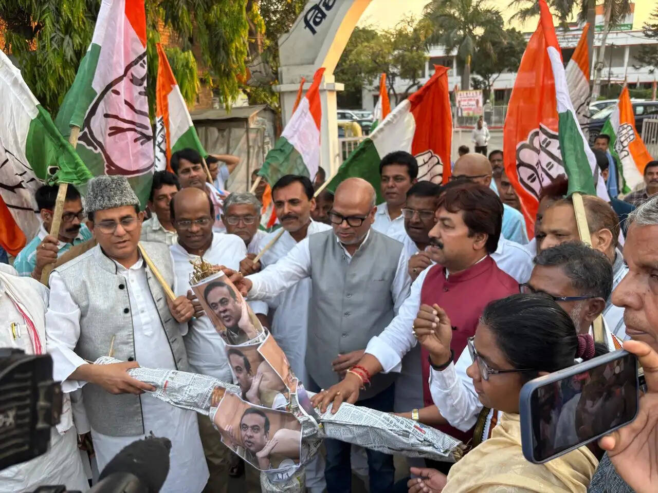 पवन खेड़ा पर पुलिस कार्रवाई के विरोध में असम के मुख्यमंत्री का पुतला दहन