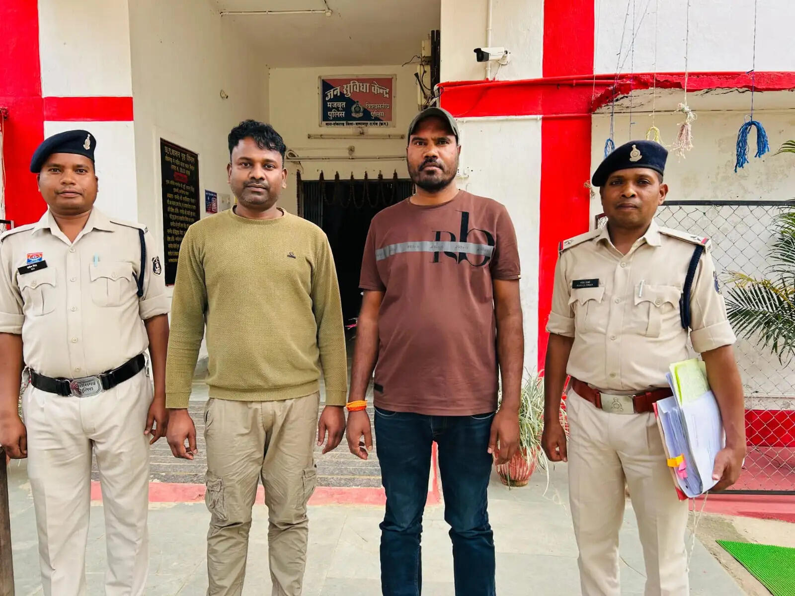 बलरामपुर : प्रधानमंत्री आवास व मनरेगा में 10 लाख से अधिक का गबन उजागर, दो आरोपित गिरफ्तार