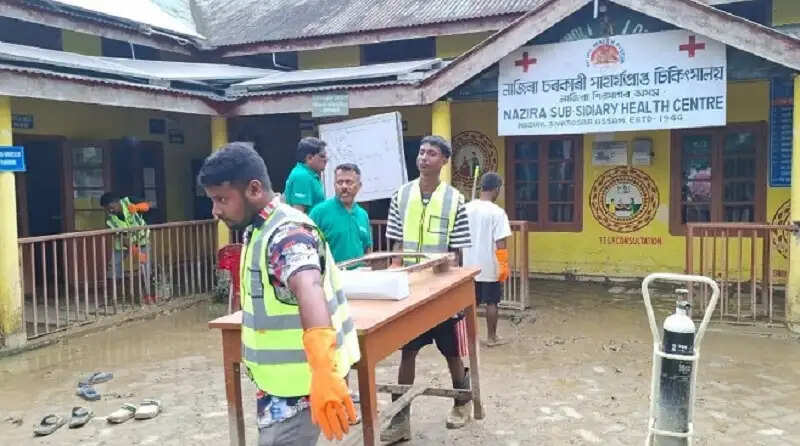 असम में बाढ़ प्रभावित घरों की सफाई और खेती की तैयारी में जुटे