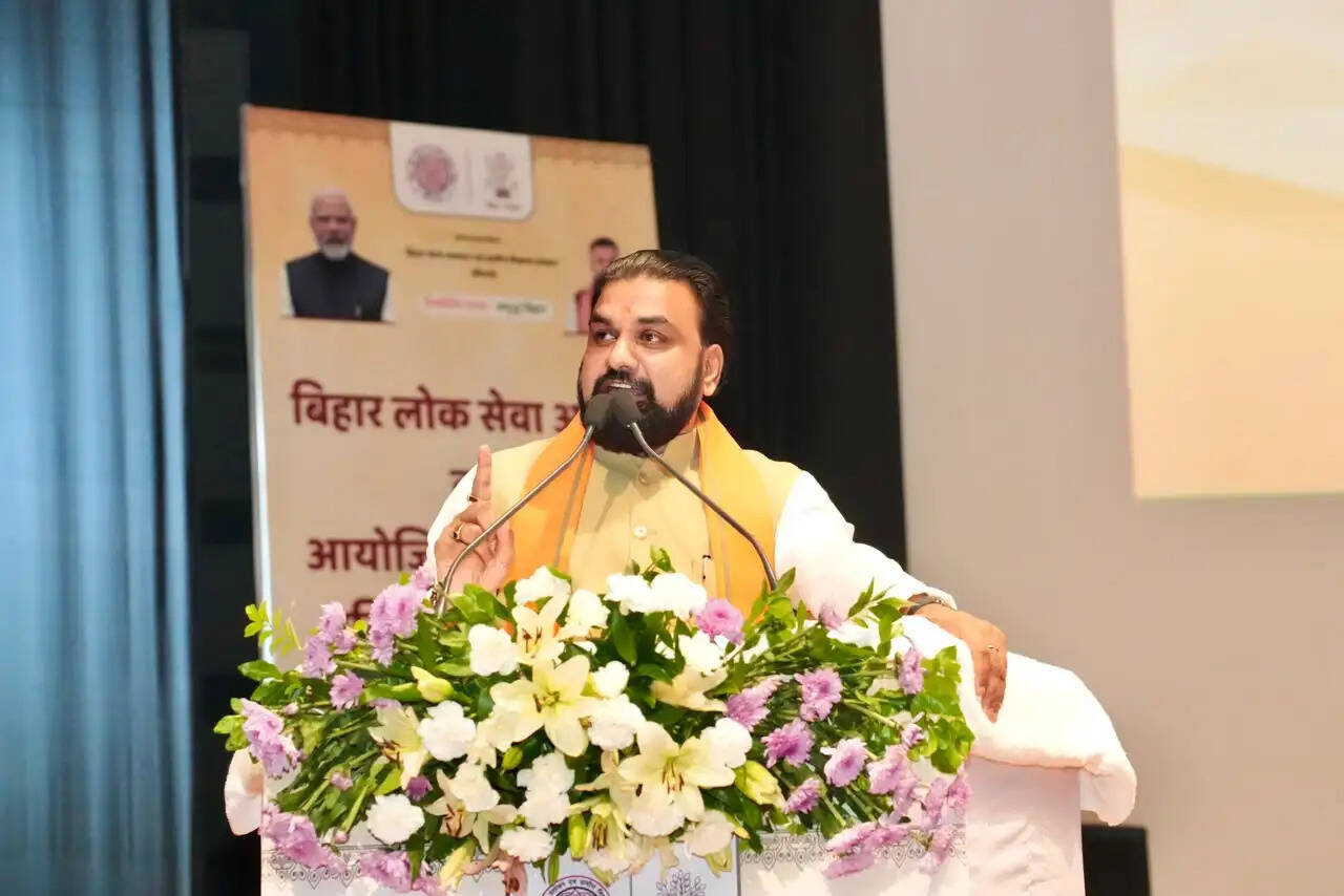 ईमानदारी, समर्पण और संवेदनशीलता के साथ लोगों की सेवा करनी है : मुख्यमंत्री
