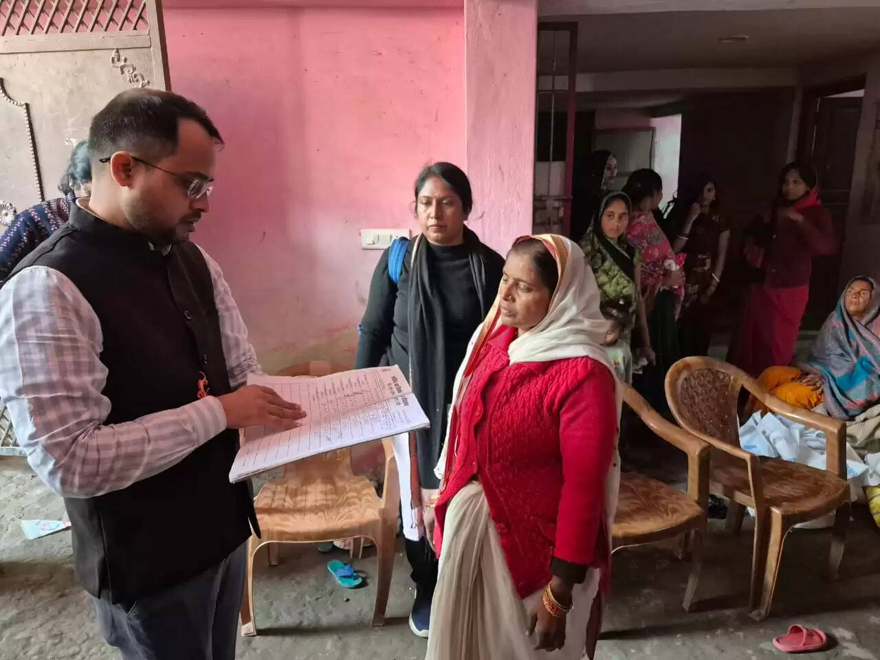 जिलाधिकारी ने सांढ़ा पंचायत के आंगनबाड़ी केंद्रों का किया औचक निरीक्षण