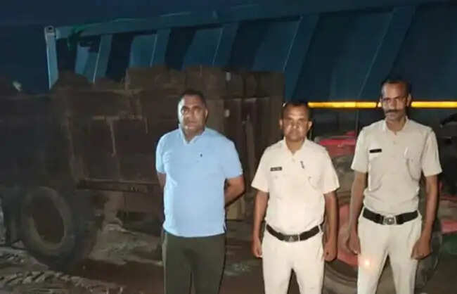 नारनाैल: पुलिस ने लौह अयस्क से भरा ट्रैक्टर पकड़ा, अवैध खनन माफिया में हड़कंप