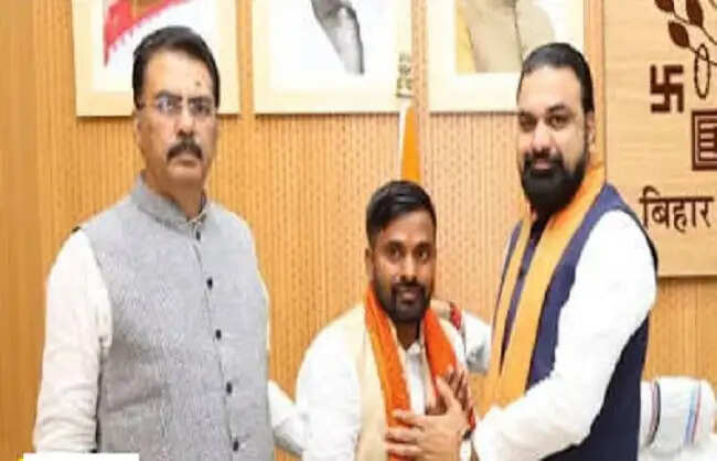 बांकीपुर उपचुनाव : भाजपा उम्मीदवार नीरज सिन्हा ने मुख्यमंत्री से की शिष्टाचार मुलाकात