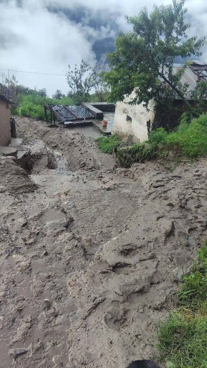 किमाणा गांव मे भूस्खलन के चलते खतरे में 20 परिवार