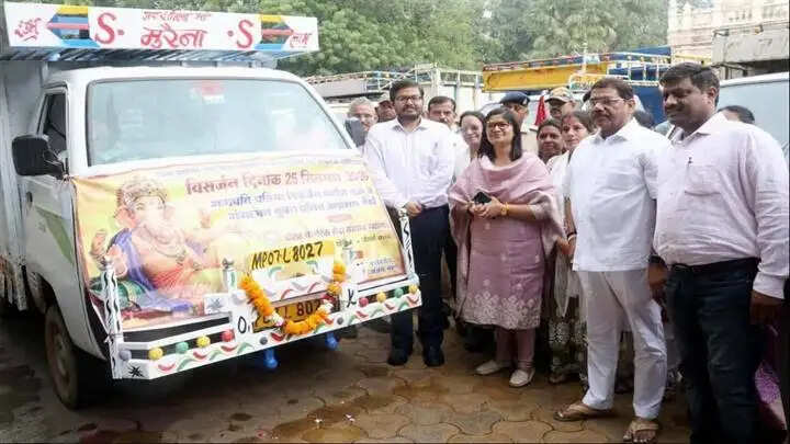 ग्वालियरः कलेक्टर ने गणेश विसर्जन के लिये चलित वाहनों को हरी झण्डी दिखाई