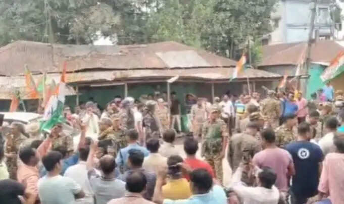 तृणमूल एवं भाजपा समर्थकों के बीच नारेबाजी, पुलिस के हस्तक्षेप से स्थिति नियंत्रित