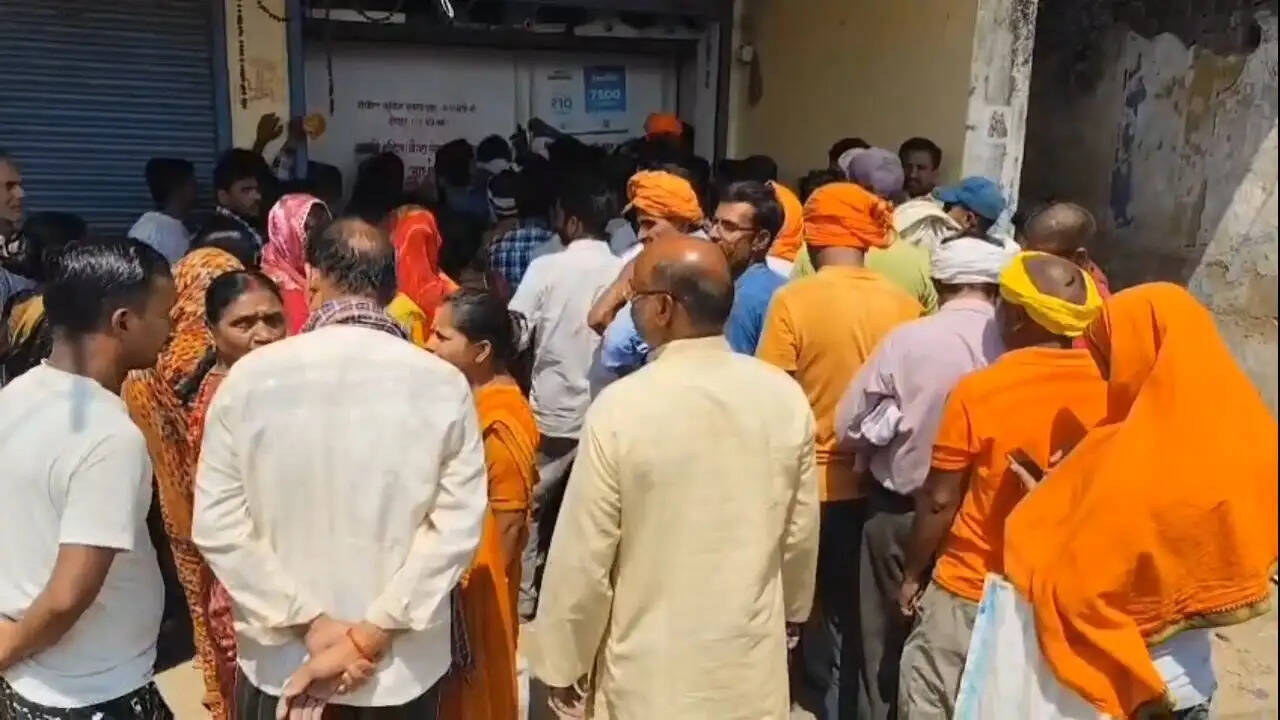 गैस एजेंसियों के चक्कर काट रहे लोग, छात्रों और मजदूरों के सामने खाने का संकट